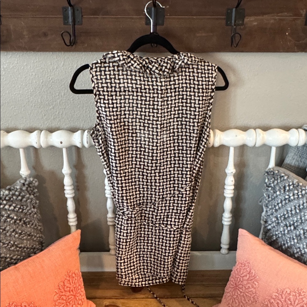 Banana Republic Brown & Cream Printed Sleeveless Top - Picture 2 of 4